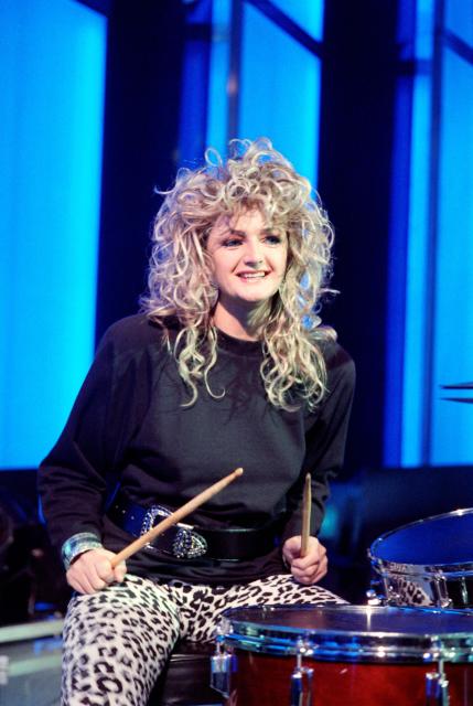 (FILES) British musician Bonnie Tyler is pictured on March 2, 1988 in the Buttes Chaumont in Paris during a French radio TF1 programme. Welsh singer Bonnie Tyler best known for her powerful, haunting love song "Total Eclipse of the Heart" has died at the age of 75, her family announced on July 9, 2026. (Photo by GEORGES BENDRIHEM / AFP)