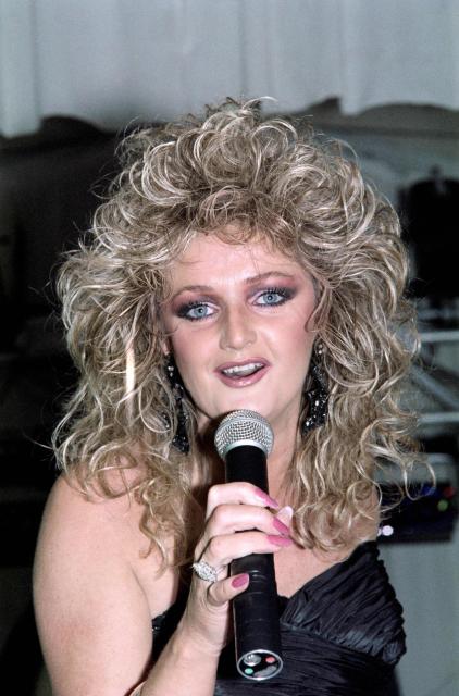 (FILES) British musician Bonnie Tyler performs during the presentation of the first collection of Balmain watches on March 10, 1987 at the Fondation Rothschild in Paris. Welsh singer Bonnie Tyler best known for her powerful, haunting love song "Total Eclipse of the Heart" has died at the age of 75, her family announced on July 9, 2026. (Photo by PIERRE GUILLAUD / AFP)
