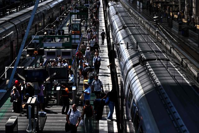 Passengers throng a platform at the Saint-Jean train station as France experiences another heatwave triggering rail traffic disturbances, in Bordeaux, south-western France on July 9, 2026. (Photo by Christophe ARCHAMBAULT / AFP)
