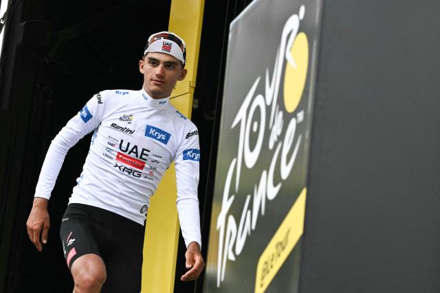 UAE Team Emirates - XRG's Mexican rider Isaac Del Toro celebrates on the podium with the best young rider's white jersey after the 6th stage of the 113th edition of the Tour de France cycling race, 186 km between Pau and Gavarnie-Gèdre in the French Pyrenees, on July 9, 2026. (Photo by Jeff PACHOUD / AFP)