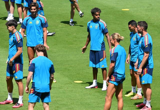 Spain's forward #19 Lamine Yamal (C) and teammates take part in an MD-1 training session at Carson Sports Park in Carson, California on July 9, 2026, on the eve of the 2026 World Cup football tournament quarter-final match between Spain and Belgium. (Photo by Frederic J. Brown / AFP)