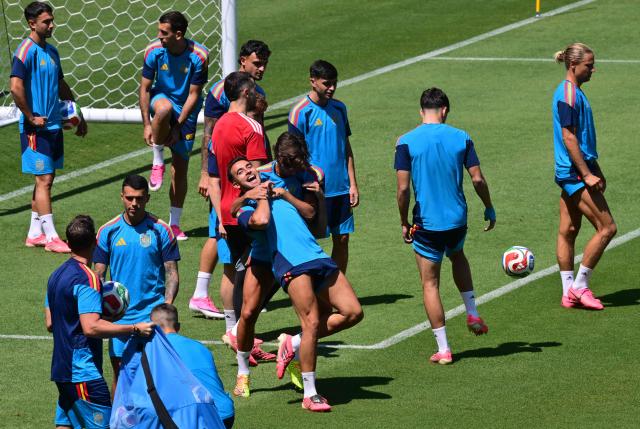 Spain's defender #04 Eric Garcia (C) and forward #07 Ferran Torres take part in an MD-1 training session at Carson Sports Park in Carson, California on July 9, 2026, on the eve of the 2026 World Cup football tournament quarter-final match between Spain and Belgium. (Photo by Frederic J. Brown / AFP)