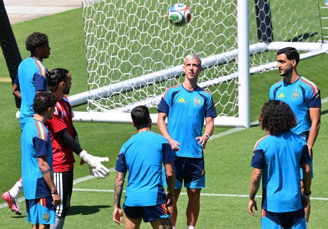 Spain's forward #10 Dani Olmo (C) and teammates take part in an MD-1 training session at Carson Sports Park in Carson, California on July 9, 2026, on the eve of the 2026 World Cup football tournament quarter-final match between Spain and Belgium. (Photo by Frederic J. Brown / AFP)