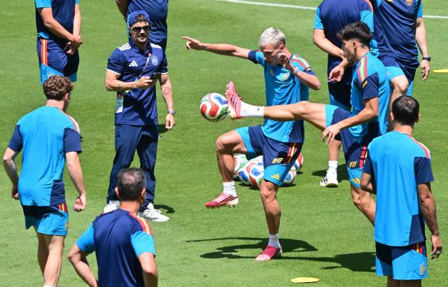 Spain's forward #10 Dani Olmo (C) and teammates take part in an MD-1 training session at Carson Sports Park in Carson, California on July 9, 2026, on the eve of the 2026 World Cup football tournament quarter-final match between Spain and Belgium. (Photo by Frederic J. Brown / AFP)
