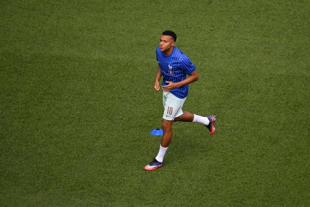 France's forward #10 Kylian Mbappe arrives on the pitch to warm up ahead of the 2026 World Cup football tournament quarter-final match between France and Morocco at Boston Stadium in Foxborough on July 9, 2026.  (Photo by ANGELA WEISS / AFP)
