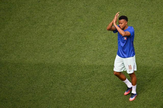 France's forward #10 Kylian Mbappe applauds as he arrives on the pitch to warm up ahead of the 2026 World Cup football tournament quarter-final match between France and Morocco at Boston Stadium in Foxborough on July 9, 2026.  (Photo by ANGELA WEISS / AFP)