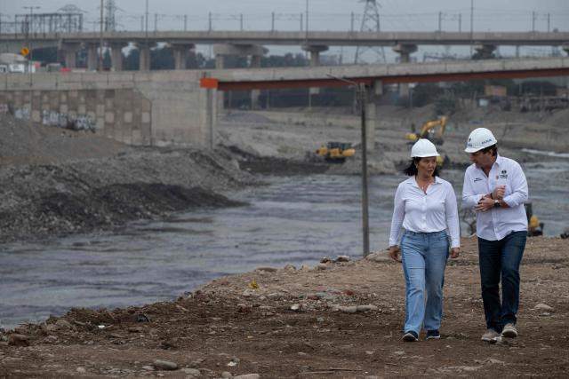 Peru's president-elect for the Fuerza Popular party, Keiko Fujimori (L), speaks with the mayor of Lima Sergio Reggiardo (R) during a cleaning and desilting operation on the Rimac river as a preventive measure against the El Niño phenomenon, in Lima on July 9, 2026. (Photo by Ernesto BENAVIDES / AFP)