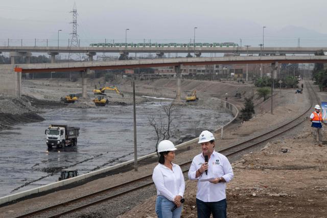 Peru's president-elect for the Fuerza Popular party, Keiko Fujimori (L), listens to the mayor of Lima Sergio Reggiardo (R) during a cleaning and desilting operation on the Rimac river as a preventive measure against the El Niño phenomenon, in Lima on July 9, 2026. (Photo by Ernesto BENAVIDES / AFP)