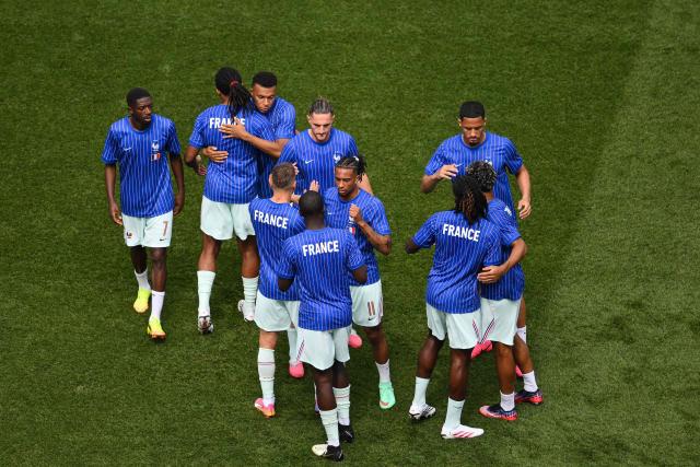 France's forward #07 Ousmane Dembele, France's forward #11 Michael Olise and teammates hug each other after warming up ahead of the 2026 World Cup football tournament quarter-final match between France and Morocco at Boston Stadium in Foxborough on July 9, 2026.  (Photo by ANGELA WEISS / AFP)
