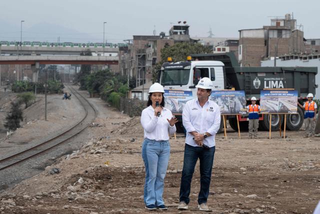 Peru's president-elect for the Fuerza Popular party, Keiko Fujimori (L), speaks next to the mayor of Lima Sergio Reggiardo (R) during a cleaning and desilting operation on the Rimac river as a preventive measure against the El Niño phenomenon, in Lima on July 9, 2026. (Photo by Ernesto BENAVIDES / AFP)