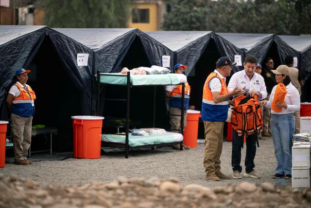 Peru's president-elect for the Fuerza Popular party, Keiko Fujimori (R), and the mayor of Lima Sergio Reggiardo (C) visit a cleaning and desilting operation on the Rimac river as a preventive measure against the El Niño phenomenon, in Lima on July 9, 2026. (Photo by Ernesto BENAVIDES / AFP)