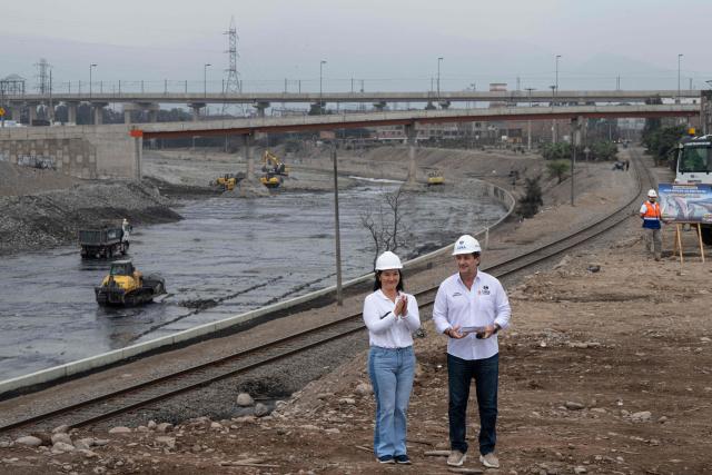 Peru's president-elect for the Fuerza Popular party, Keiko Fujimori (L), stands next to the mayor of Lima Sergio Reggiardo (R) during a cleaning and desilting operation on the Rimac river as a preventive measure against the El Niño phenomenon, in Lima on July 9, 2026. (Photo by Ernesto BENAVIDES / AFP)