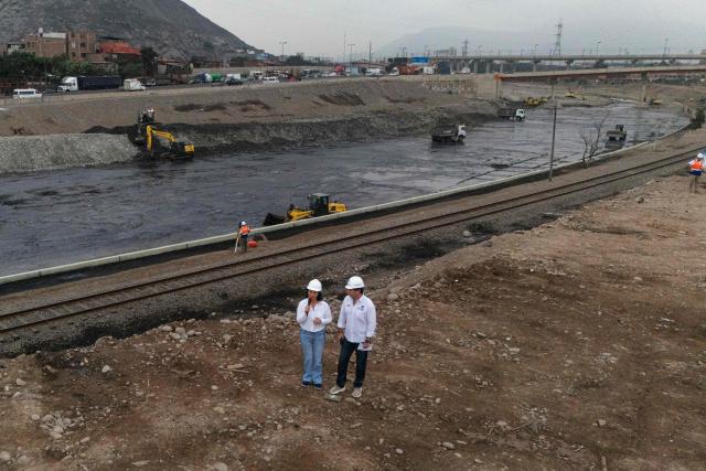 Peru's president-elect for the Fuerza Popular party, Keiko Fujimori (L), speaks next to the mayor of Lima Sergio Reggiardo (R) during a cleaning and desilting operation on the Rimac river as a preventive measure against the El Niño phenomenon, in Lima on July 9, 2026. (Photo by Ernesto BENAVIDES / AFP)