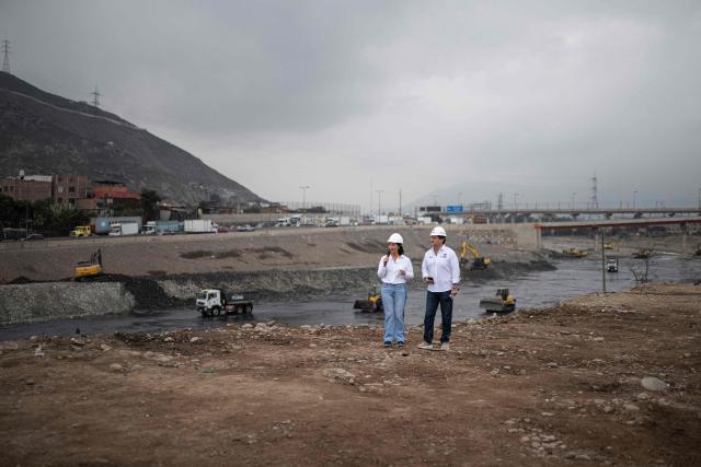 Peru's president-elect for the Fuerza Popular party, Keiko Fujimori (L), stands next to the mayor of Lima Sergio Reggiardo (R) during a cleaning and desilting operation on the Rimac river as a preventive measure against the El Niño phenomenon, in Lima on July 9, 2026. (Photo by Ernesto BENAVIDES / AFP)