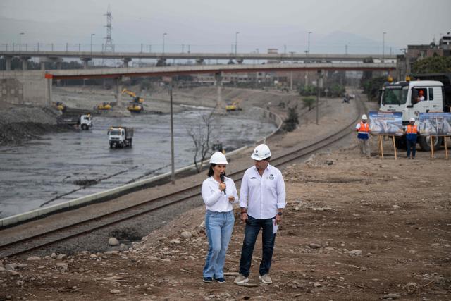 Peru's president-elect for the Fuerza Popular party, Keiko Fujimori (L), speaks next to the mayor of Lima Sergio Reggiardo (R) during a cleaning and desilting operation on the Rimac river as a preventive measure against the El Niño phenomenon, in Lima on July 9, 2026. (Photo by Ernesto BENAVIDES / AFP)