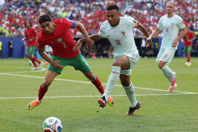 Morocco's defender #02 Achraf Hakimi and France's forward #10 Kylian Mbappe fight for the ball during the 2026 World Cup football tournament quarter-final match between France and Morocco at Boston Stadium in Foxborough on July 9, 2026.  (Photo by Odd ANDERSEN / AFP)
