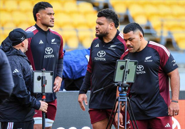 New Zealand's assistant coach Jason Ryan (L) speaks with New Zealand's Tupou Vaa’i (2nd L), New Zealand's Pasilio Tosi (C) and New Zealand's Samisoni Taukei'aho (R) during the captain's run training session in Wellington on July 10, 2026, ahead of the rugby Nations Championship match against Italy. (Photo by Grant Down / AFP)