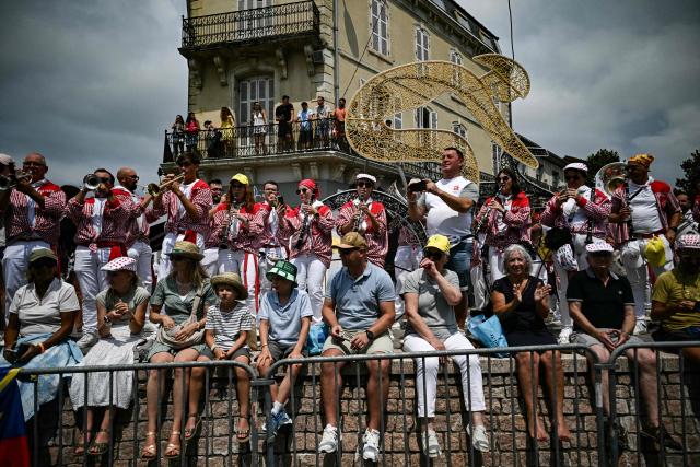 Spectators line the race route at the start of the 7th stage of the 113th edition of the Tour de France cycling race, 175 km between Hagetmau and Bordeaux in southwestern France, on July 10, 2026. (Photo by Loic VENANCE / AFP)