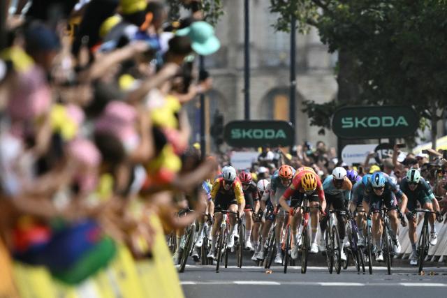 Soudal Quick-Step team's Belgian rider Tim Merlier (2nd R) sprints to the finish line to win the 7th stage of the 113th edition of the Tour de France cycling race, 175 km between Hagetmau and Bordeaux in southwestern France, on July 10, 2026. (Photo by Jeff PACHOUD / AFP)