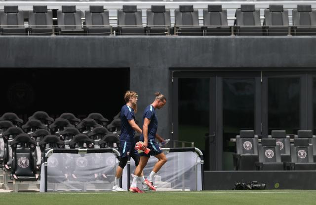 Norway's goalkeepers #12 Sander Tangvik (L) and #01 Orjan Nyland attend a training session on the eve of the 2026 World Cup quarterfinal match between Norway and England, at the Inter Miami CF Training Facility in Fort Lauderdale on July 10, 2026. (Photo by PATRICIA DE MELO MOREIRA / AFP)