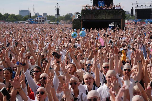 Members of the crowd sporting "bald caps" gather in the sunshine ahead of a concert by US rapper and singer Pitbull in Hyde Park, London, on July 10, 2026. Ahead of the performance an official GUINNESS WORLD RECORDS title attempt for the 'largest gathering of people wearing bald caps' will be held. (Photo by CARLOS JASSO / AFP)