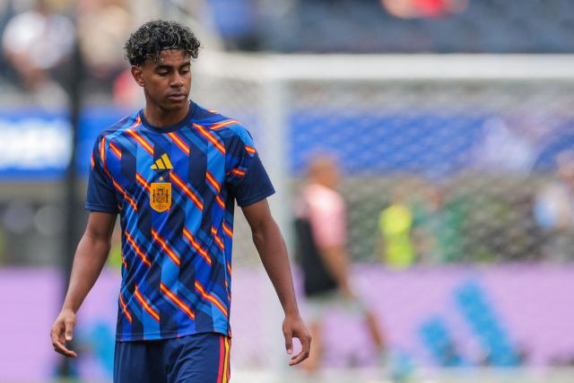 Spain's forward #19 Lamine Yamal warms up ahead of the 2026 World Cup football tournament quarter-final match between Spain and Belgium at the Los Angeles Stadium in Inglewood on July 10, 2026.  (Photo by Etienne LAURENT / AFP)