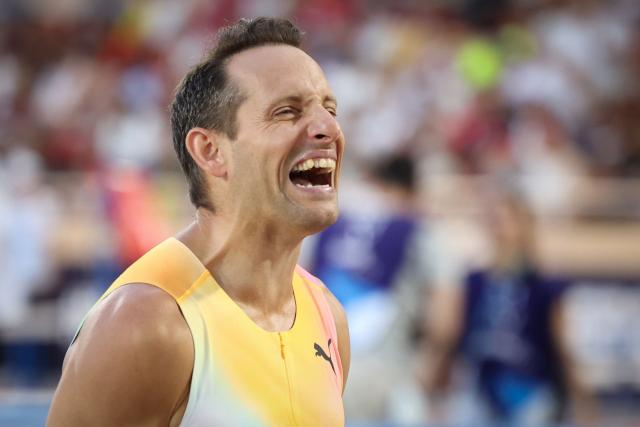 France's Renaud Lavillenie reacts as he competes in the men's Pole Vault during the Herculis athletics meeting at the Stade Louis II in Monaco on July 10, 2026. (Photo by Valery HACHE / AFP)