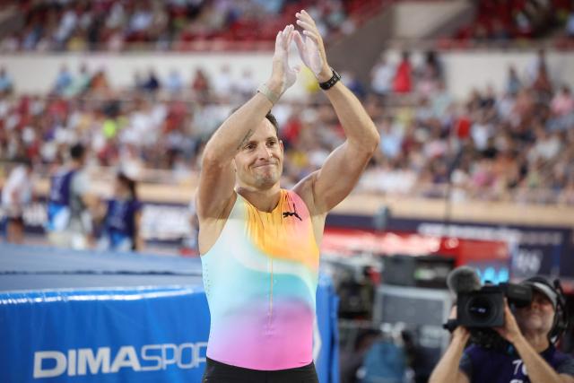 France's Renaud Lavillenie reacts as he competes in the men's Pole Vault during the Herculis athletics meeting at the Stade Louis II in Monaco on July 10, 2026. (Photo by Valery HACHE / AFP)