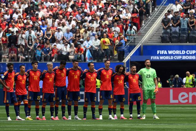 Spain's players observe a minute of silence for the victims of the wildfires in Almeria ahead of the 2026 World Cup football tournament quarter-final match between Spain and Belgium at the Los Angeles Stadium in Inglewood on July 10, 2026.  (Photo by Patrick T. Fallon / AFP)