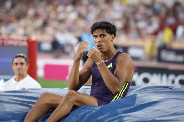 France's Baptiste Thiery reacts after failing to clear the bar as he competes in the men's Pole Vault during the Herculis athletics meeting at the Stade Louis II in Monaco on July 10, 2026. (Photo by Valery HACHE / AFP)