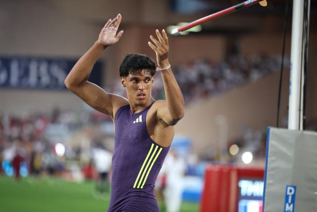 France's Baptiste Thiery reacts after failing to clear the bar as he competes in the men's Pole Vault during the Herculis athletics meeting at the Stade Louis II in Monaco on July 10, 2026. (Photo by Valery HACHE / AFP)