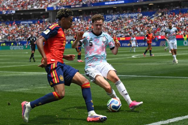 Spain's forward #19 Lamine Yamal (L) and Belgium's defender #05 Maxim De Cuyper fight for the ball during the 2026 World Cup football tournament quarter-final match between Spain and Belgium at the Los Angeles Stadium in Inglewood on July 10, 2026.  (Photo by Patrick T. Fallon / AFP)