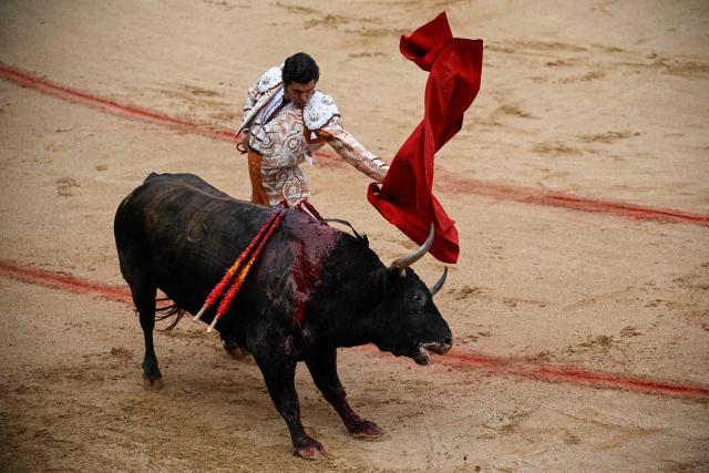 EDITORS NOTE: Graphic content / Spanish bullfighter Morante de la Puebla performs a pass with an Alvaro Nunez bull during a bullfight at the San Fermin festival in Pamplona, northern Spain, on July 10, 2026. (Photo by ANDER GILLENEA / AFP)