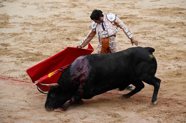 EDITORS NOTE: Graphic content / Spanish bullfighter Morante de la Puebla performs a pass with an Alvaro Nunez bull during a bullfight at the San Fermin festival in Pamplona, northern Spain, on July 10, 2026. (Photo by ANDER GILLENEA / AFP)