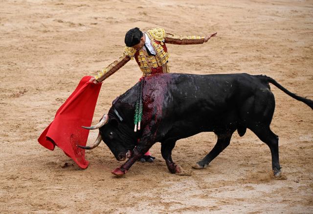 EDITORS NOTE: Graphic content / Spanish bullfighter Morante de la Puebla performs a pass with an Alvaro Nunez bull during a bullfight at the San Fermin festival in Pamplona, northern Spain, on July 10, 2026. (Photo by ANDER GILLENEA / AFP)