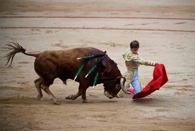 EDITORS NOTE: Graphic content / Spanish bullfighter Borja Jimenez performs a pass with an Alvaro Nunez bull during a bullfight at the San Fermin festival in Pamplona, northern Spain, on July 10, 2026. (Photo by ANDER GILLENEA / AFP)