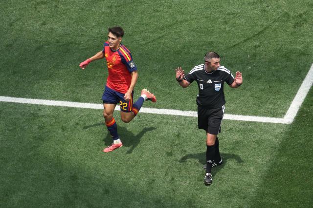 English referee Michael Oliver gestures past Spain's defender #22 Pau Cubarsi during the 2026 World Cup football tournament quarter-final match between Spain and Belgium at the Los Angeles Stadium in Inglewood on July 10, 2026.  (Photo by VALERIE MACON / AFP)