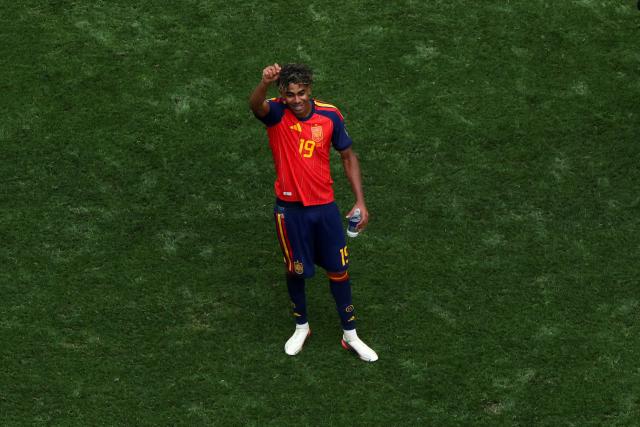 Spain's forward #19 Lamine Yamal greets fans after winning the 2026 World Cup football tournament quarter-final match between Spain and Belgium at the Los Angeles Stadium in Inglewood on July 10, 2026.  (Photo by VALERIE MACON / AFP)
