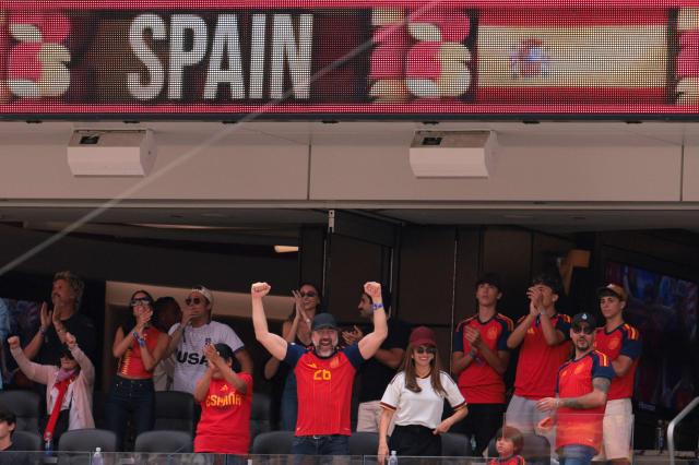 TOPSHOT - Spanish actors Javier Bardem (C) and Penelope Cruz (C-R) celebrate their team's second goal during the 2026 World Cup football tournament quarter-final match between Spain and Belgium at the Los Angeles Stadium in Inglewood on July 10, 2026.  (Photo by Etienne LAURENT / AFP)