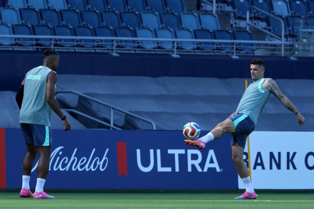 Switzerland's midfielder #10 Granit Xhaka (R) takes part in a training session at Sporting KC Stadium in Kansas City on July 10, 2026, on the eve of the 2026 World Cup football match between Argentina and Switzerland. (Photo by Thomas COEX / AFP)