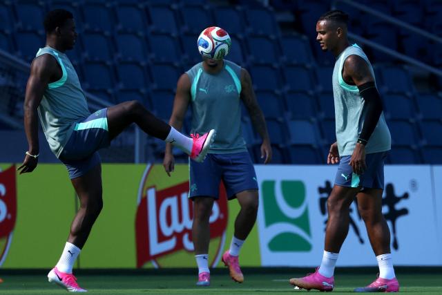 Switzerland's defender #05 Manuel Akanji (R) takes part in a training session at Sporting KC Stadium in Kansas City on July 10, 2026, on the eve of the 2026 World Cup football match between Argentina and Switzerland. (Photo by Thomas COEX / AFP)