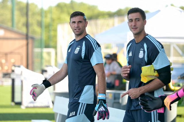 Argentina's goalkeeper #23 Emiliano Martinez (L) arrives for a training session at Sporting KC Training Centre in Kansas City on July 10, 2026, on the eve of the 2026 World Cup football match between Argentina and Switzerland. (Photo by JUAN MABROMATA / AFP)