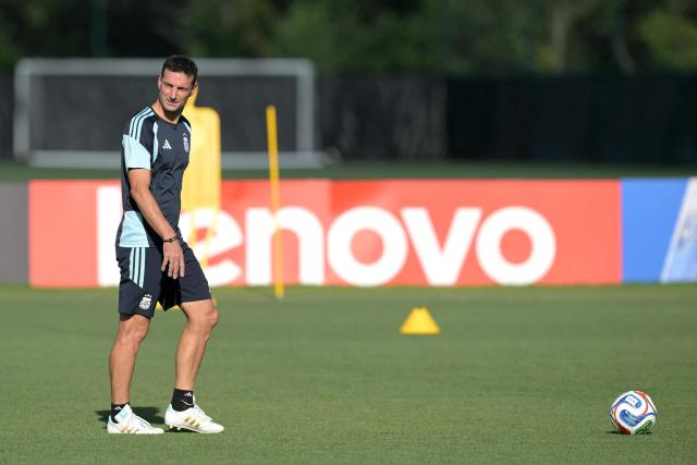 Argentina's head coach Lionel Scaloni watches his players in a training session at Sporting KC Training Centre in Kansas City on July 10, 2026, on the eve of the 2026 World Cup football match between Argentina and Switzerland. (Photo by JUAN MABROMATA / AFP)