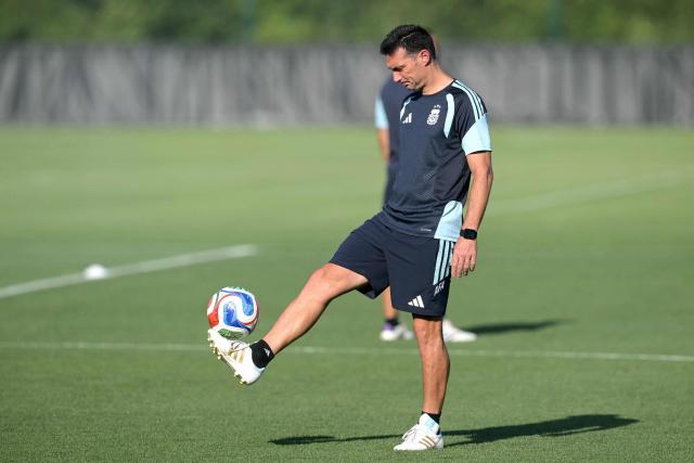 Argentina's head coach Lionel Scaloni controls the ball in a training session at Sporting KC Training Centre in Kansas City on July 10, 2026, on the eve of the 2026 World Cup football match between Argentina and Switzerland. (Photo by JUAN MABROMATA / AFP)