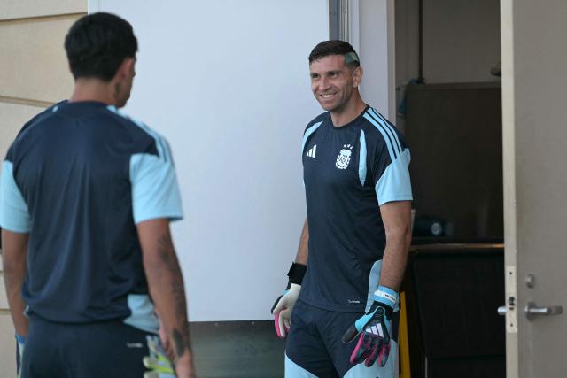 Argentina's goalkeeper #23 Emiliano Martinez (R) smiles as he arrives for a training session at Sporting KC Training Centre in Kansas City on July 10, 2026, on the eve of the 2026 World Cup football match between Argentina and Switzerland. (Photo by JUAN MABROMATA / AFP)