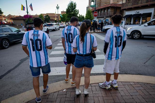 Argentine fans wear jerseys of Argentina's forward Lionel Messi in Kansas City on July 10, 2026, on the eve of the 2026 World Cup football match between Argentina and Switzerland. (Photo by Odd Andersen / AFP)