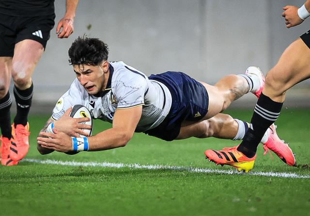 Tommaso Menoncello of Italy dives in to score a try during the Nations Championship match between the New Zealand All Blacks and Italy at HNRY Stadium in Wellington on July 11, 2026. (Photo by Grant Down / AFP)