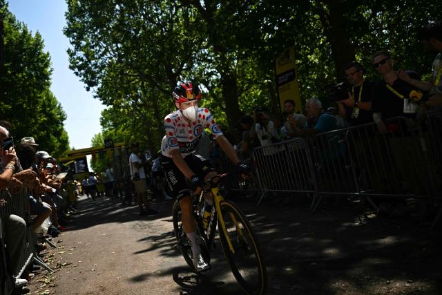 Team Visma | Lease a Bike's Danish rider Jonas Vingegaard wearing the climber's dotted "King of the Mountains" jersey awaits the start of the 8th stage of the 113th edition of the Tour de France cycling race, 182 km between Périgueux and Bergerac in southwestern France, on July 11, 2026. (Photo by Loic VENANCE / AFP)