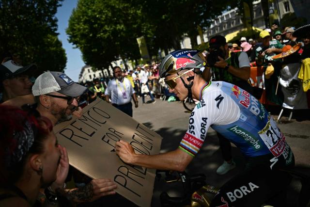 Red Bull - BORA - hansgrohe team's Belgian rider Remco Evenepoel signs an autograph at the start of the 8th stage of the 113th edition of the Tour de France cycling race, 182 km between Périgueux and Bergerac in southwestern France, on July 11, 2026. (Photo by Loic VENANCE / AFP)