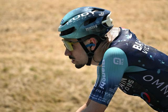 Bahrain - Victorious team's French rider Lenny Martinez cycles with ice in his jersey to cool down during the 8th stage of the 113th edition of the Tour de France cycling race, 180,4 km between Perigueux and Bergerac in southwestern France, on July 11, 2026. (Photo by Jeff PACHOUD / AFP)